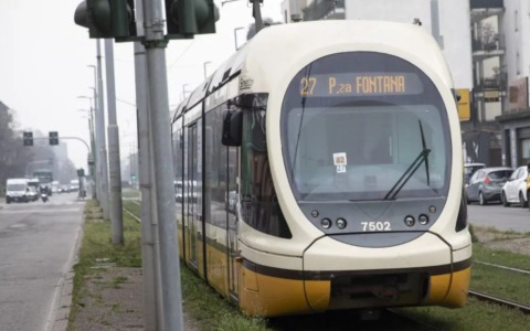 Principio d’incendio sul tram 27 in zona Mecenate: paura tra i passeggeri