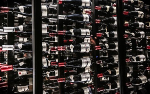 Tre ladri sorpresi a rubare bottiglie di vino per un valore di 1.300 euro da un furgone in centro a Milano: arrestati dalla polizia