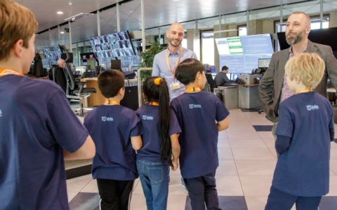 “Ciao Milano, sono Tiffany”: le voci dei bambini con autismo guidano la metropolitana