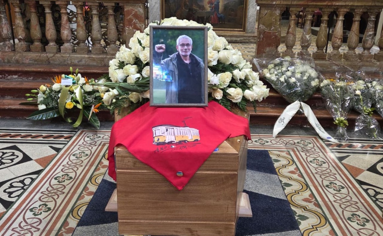 Milano saluta Carlo Monguzzi: Banda degli Ottoni e bandiere della Palestina per l’ultimo addio