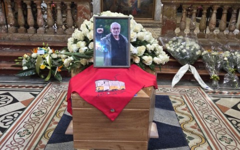 Milano saluta Carlo Monguzzi: Banda degli Ottoni e bandiere della Palestina per l’ultimo addio