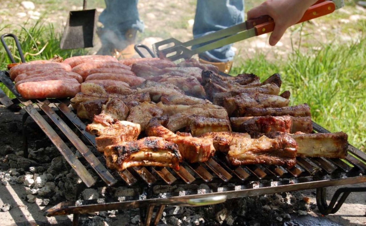 Fiammata durante la grigliata di Pasquetta: 16enne ustionato al volto in un parco di Cesano Boscone