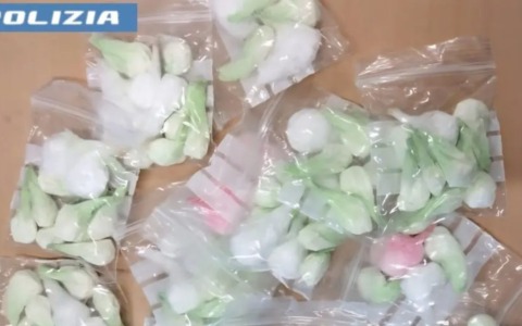 Scopre droga e farmaci illegali nascosti nell’auto del compagno: denunciato un 39enne
