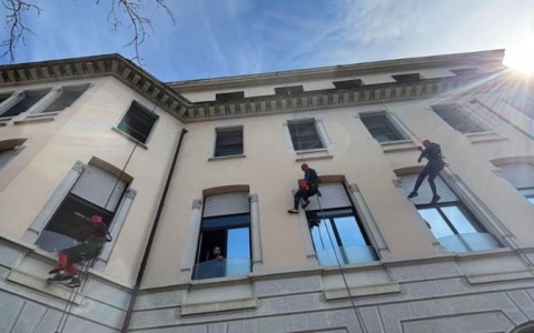 Spiderman “atterra” alla Clinica De Marchi con le uova di Pasqua ai piccoli pazienti ricoverati