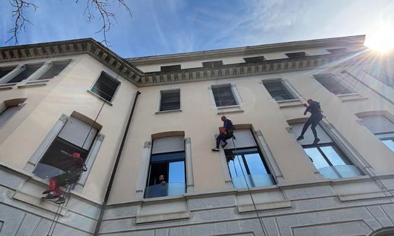 Spiderman “atterra” alla Clinica De Marchi con le uova di Pasqua ai piccoli pazienti ricoverati