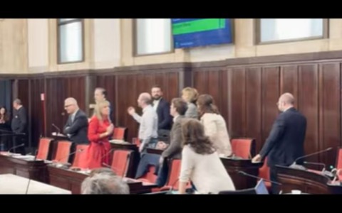 Summit dei Patrioti, scontro in Consiglio comunale a Milano: proteste, accuse e tensioni