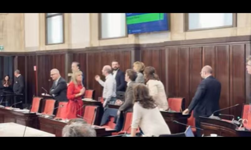 Summit dei Patrioti, scontro in Consiglio comunale a Milano: proteste, accuse e tensioni