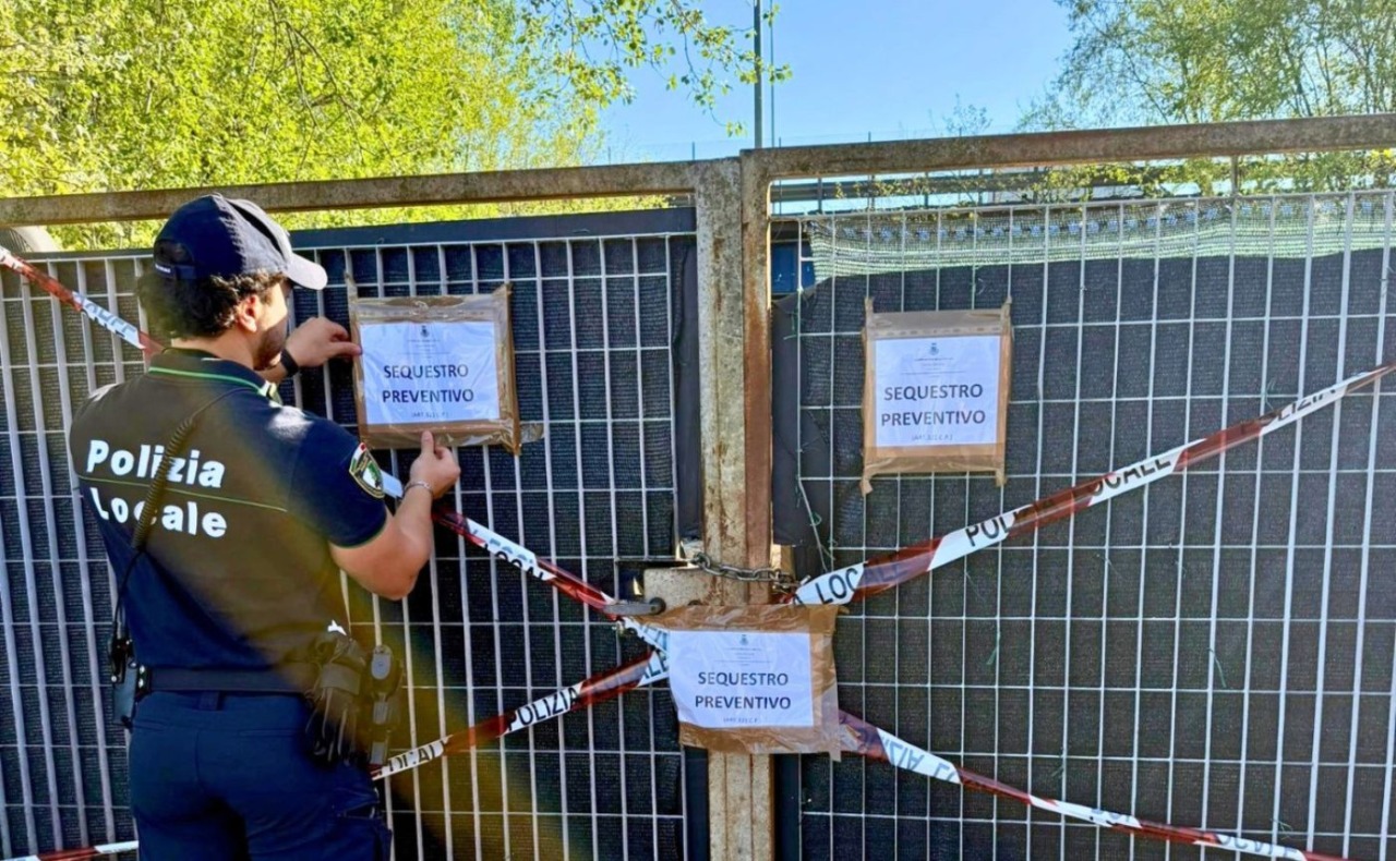 Scoperta una costruzione abusiva in via Pavese a Rozzano: interviene la polizia locale