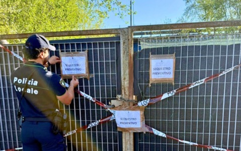Scoperta una costruzione abusiva in via Pavese a Rozzano: interviene la polizia locale
