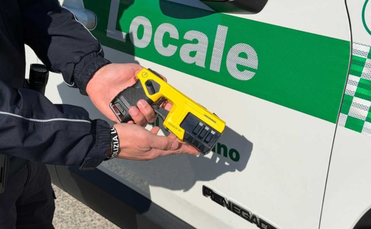 Taser in dotazione alla Polizia locale di Rozzano: al via la sperimentazione