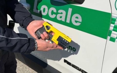 Taser in dotazione alla Polizia locale di Rozzano: al via la sperimentazione