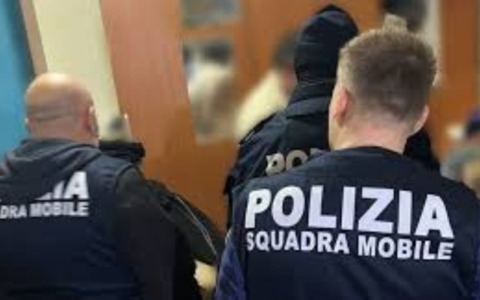 Ricettavano gioielli, carte di credito e smartphone: due arresti, uno era ricercato per aver investito un agente