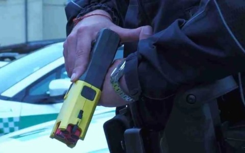 Taser alla polizia locale di Milano, sperimentazione promossa: ora decide il Consiglio