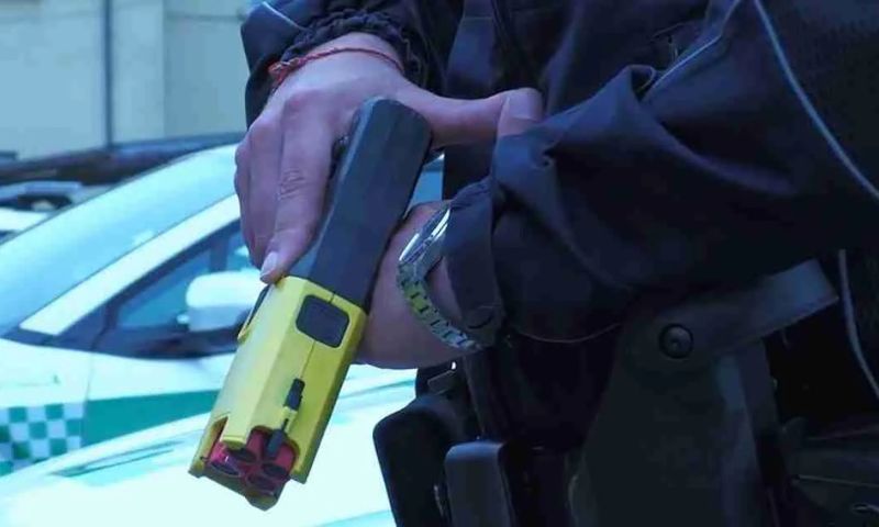 Taser alla polizia locale di Milano, sperimentazione promossa: ora decide il Consiglio