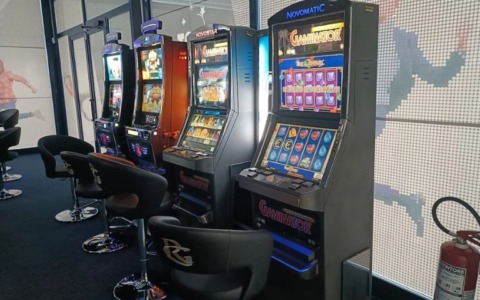 Nuova spaccata alla sala giochi di Trezzano: quattro colpi in due mesi nel locale in via Copernico