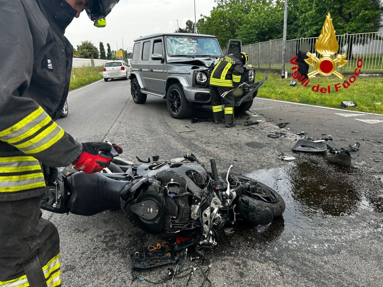 Schianto tra SUV e moto sulla provinciale 197: motociclista vola per 8 metri, è gravissimo