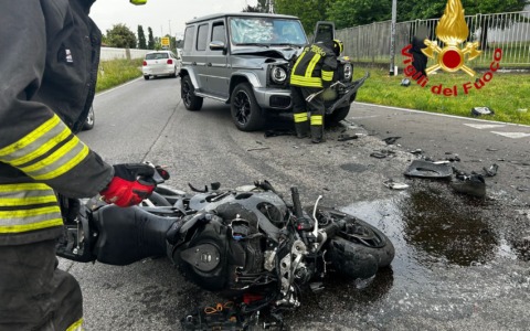 Schianto tra SUV e moto sulla provinciale 197: motociclista vola per 8 metri, è gravissimo