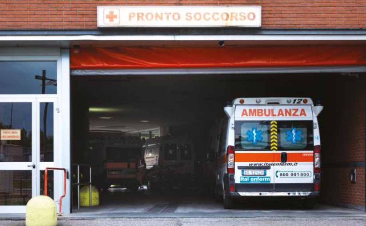 Accoltellamento davanti al Mc Donald’s di via Farini: ferito un 21enne, fermato un clochard