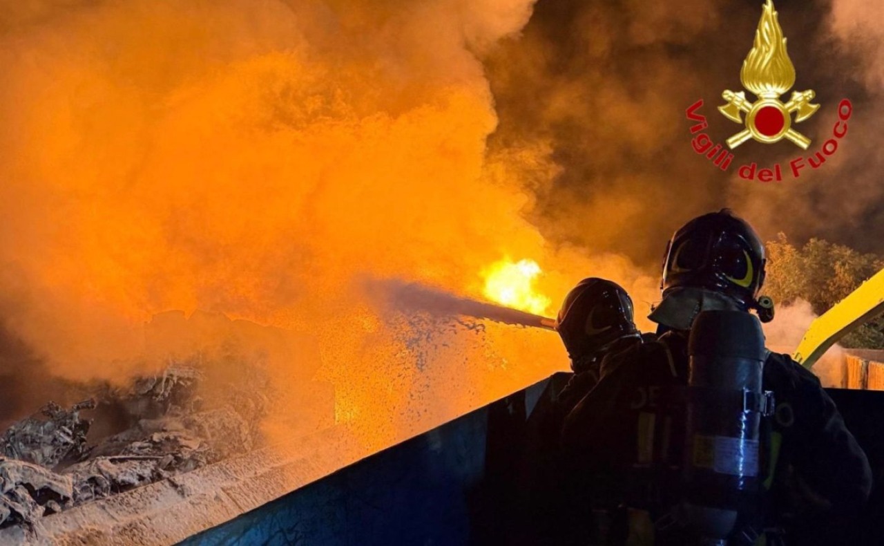 Devastante incendio in un’azienda di demolizione veicoli: Vigili del fuoco al lavoro tutta la notte