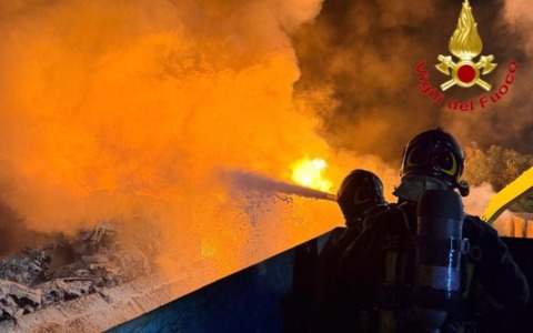 Devastante incendio in un’azienda di demolizione veicoli: Vigili del fuoco al lavoro tutta la notte