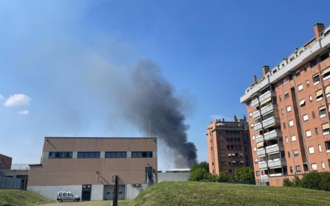 Incendio agli orti e baracche di Milano al confine con Corsico: l’intervento dei Vigili del Fuoco