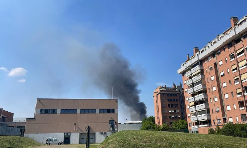 Incendio agli orti e baracche di Milano al confine con Corsico: l’intervento dei Vigili del Fuoco