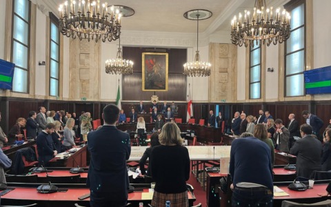 Addio a Carlo Monguzzi: il Consiglio comunale si ferma per ricordare lo storico consigliere