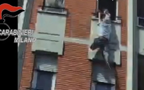 Tenta il suicidio lanciandosi dalla finestra del quarto piano: salvato dai carabinieri