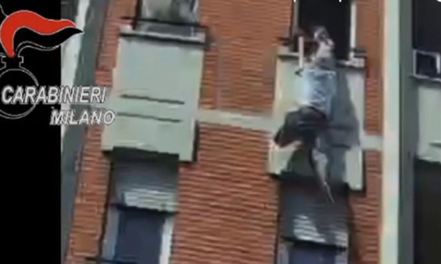 Tenta il suicidio lanciandosi dalla finestra del quarto piano: salvato dai carabinieri
