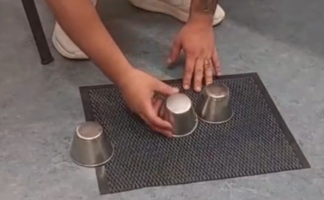 Turista truffato per 500 euro col “gioco delle tre campanelle” nel cuore di Milano: tre arrestati in flagranza