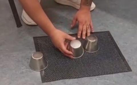 Turista truffato per 500 euro col “gioco delle tre campanelle” nel cuore di Milano: tre arrestati in flagranza