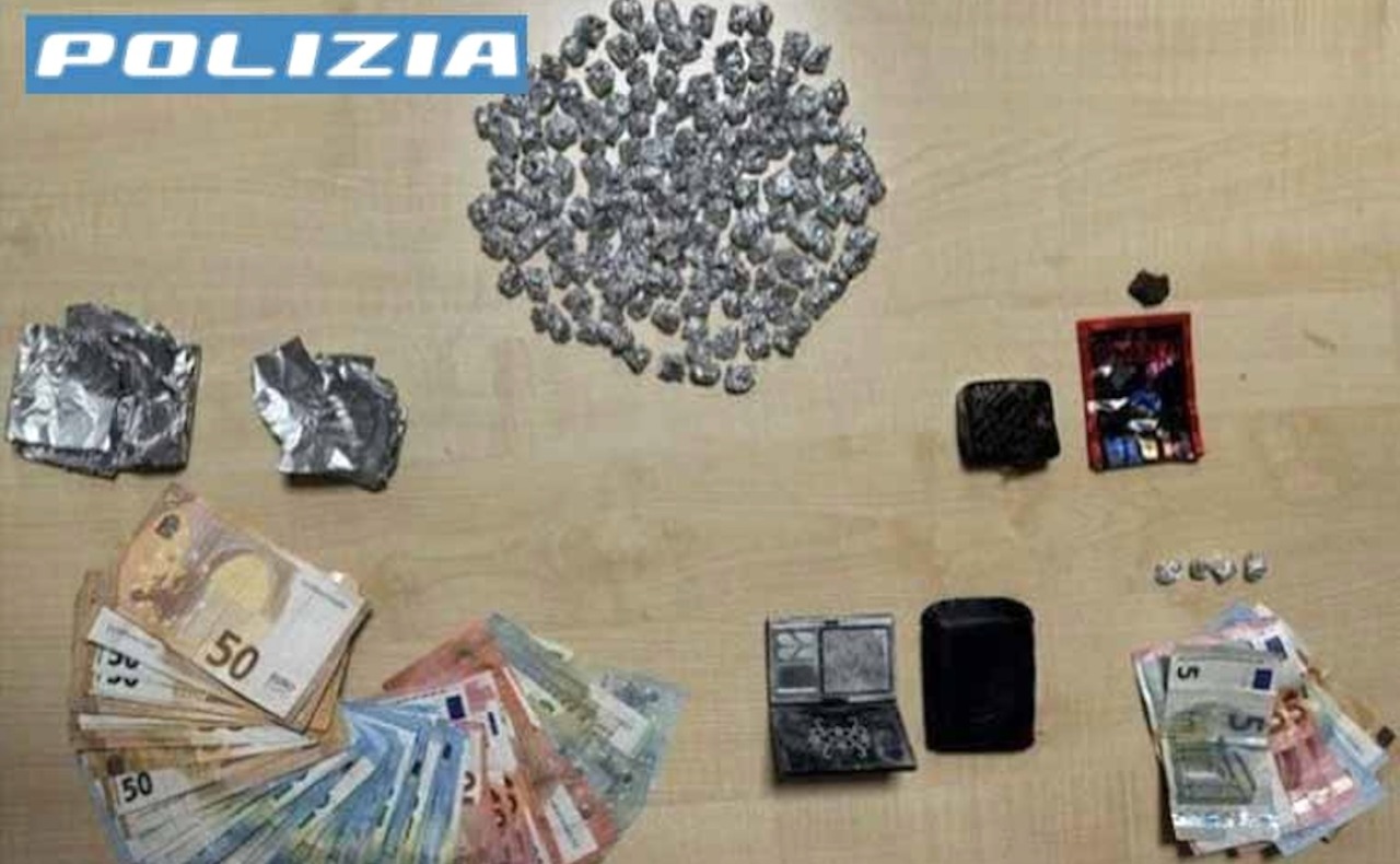 19enne arrestato per spaccio a Rozzano: in casa oltre 150 dosi di cocaina e hashish