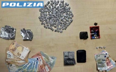 19enne arrestato per spaccio a Rozzano: in casa oltre 150 dosi di cocaina e hashish