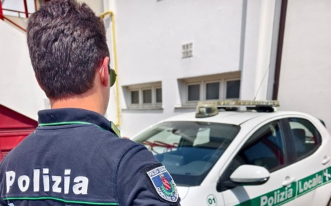In moto senza patente e assicurazione e con la targa rimossa: oltre 4.200 euro di sanzione