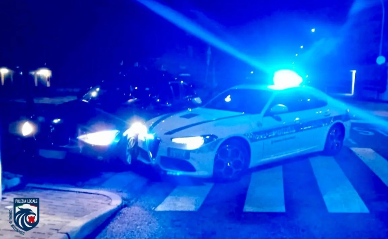 Fugge all’alt della Polizia Locale di Buccinasco: inseguito e bloccato a Corsico