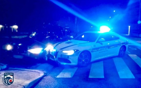 Fugge all’alt della Polizia Locale di Buccinasco: inseguito e bloccato a Corsico