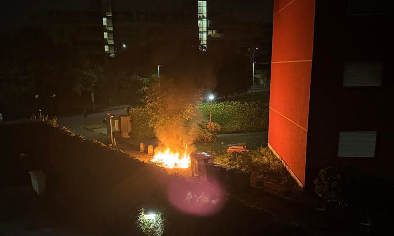Cassonetti della carta in fiamme e vandalismi tra Buccinasco e Corsico: paura nei condomini