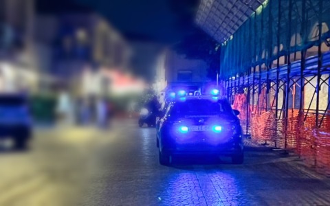Aggressione tra ubriachi in via Cavour a Corsico: due feriti accoltellati