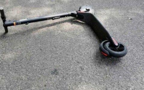 Perde il controllo del  monopattino elettrico e rovina a terra: ferito un ragazzo di 16 anni