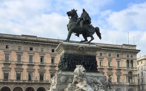 Si arrampica sulla statua di Vittorio Emanuele in piazza Duomo nel cuore della notte per “far scendere” il re dal cavallo
