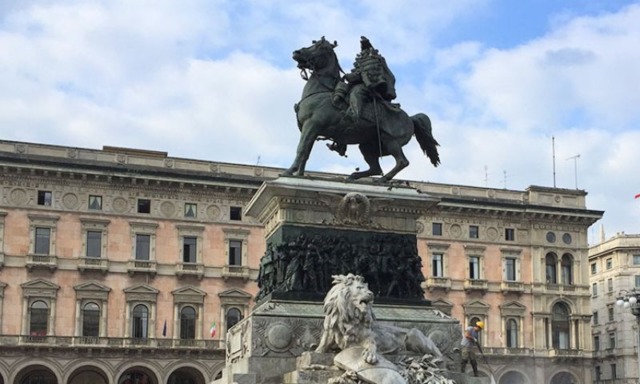 Si arrampica sulla statua di Vittorio Emanuele in piazza Duomo nel cuore della notte per “far scendere” il re dal cavallo