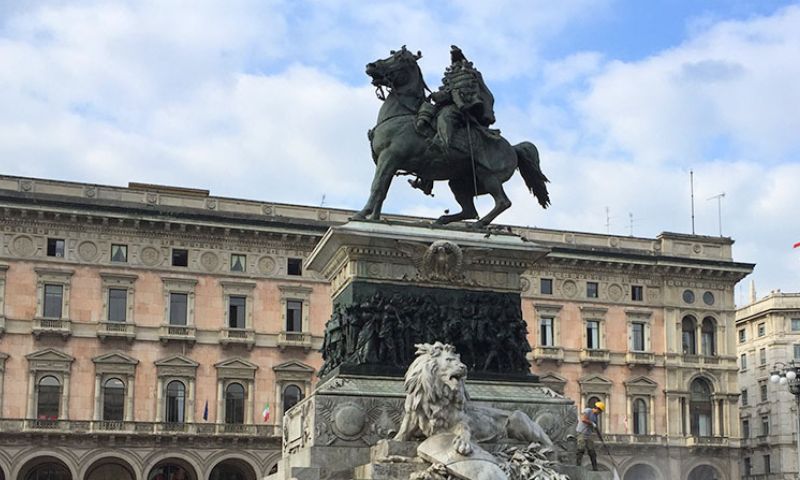 Si arrampica sulla statua di Vittorio Emanuele in piazza Duomo nel cuore della notte per “far scendere” il re dal cavallo