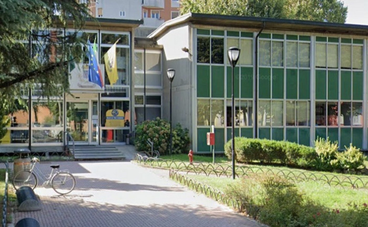 Scontro in Consiglio comunale ad Opera: opposizioni contro il sindaco Fusco dopo gli insulti in aula