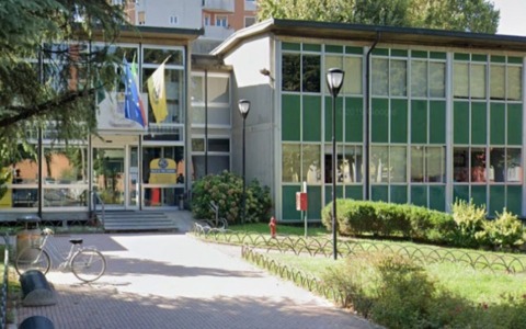 Scontro in Consiglio comunale ad Opera: opposizioni contro il sindaco Fusco dopo gli insulti in aula