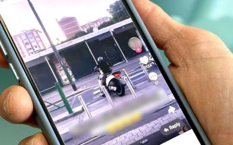 Fa le acrobazie con uno scooter rubato e le posta su TikTok: denunciato 36enne a Rozzano con maxi multa da 5mila euro