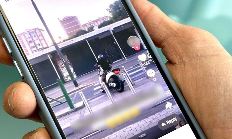 Fa le acrobazie con uno scooter rubato e le posta su TikTok: denunciato 36enne a Rozzano con maxi multa da 5mila euro
