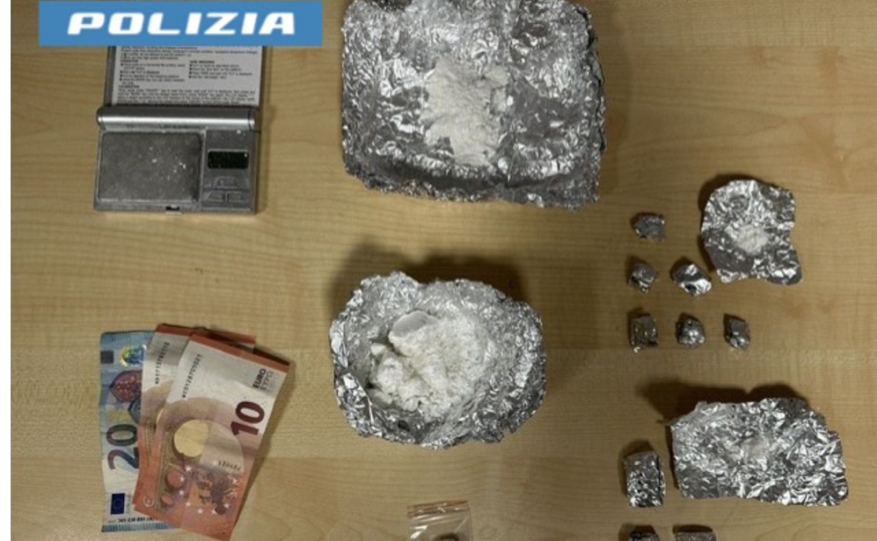 Cocaina nascosta in una casa di Rozzano: arrestato 25enne dopo lo scambio davanti al palazzo