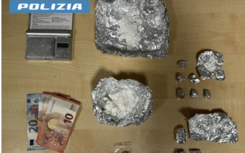 Cocaina nascosta in una casa di Rozzano: arrestato 25enne dopo lo scambio davanti al palazzo