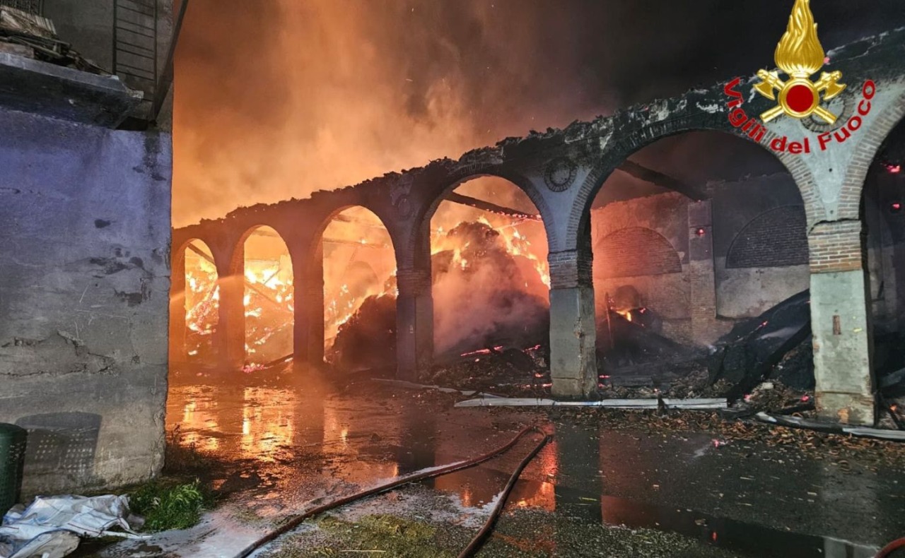 Maltempo nel Sud Milano, incendio devasta un’ala di Cascina Rancate a San Giuliano Milanese