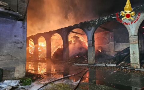 Maltempo nel Sud Milano, incendio devasta un’ala di Cascina Rancate a San Giuliano Milanese